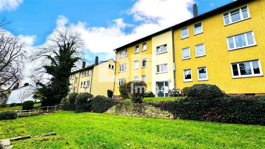 Helle Vierzimmerwohnung (Hochparterre) mit Balkon in Traumlage - Frontansicht